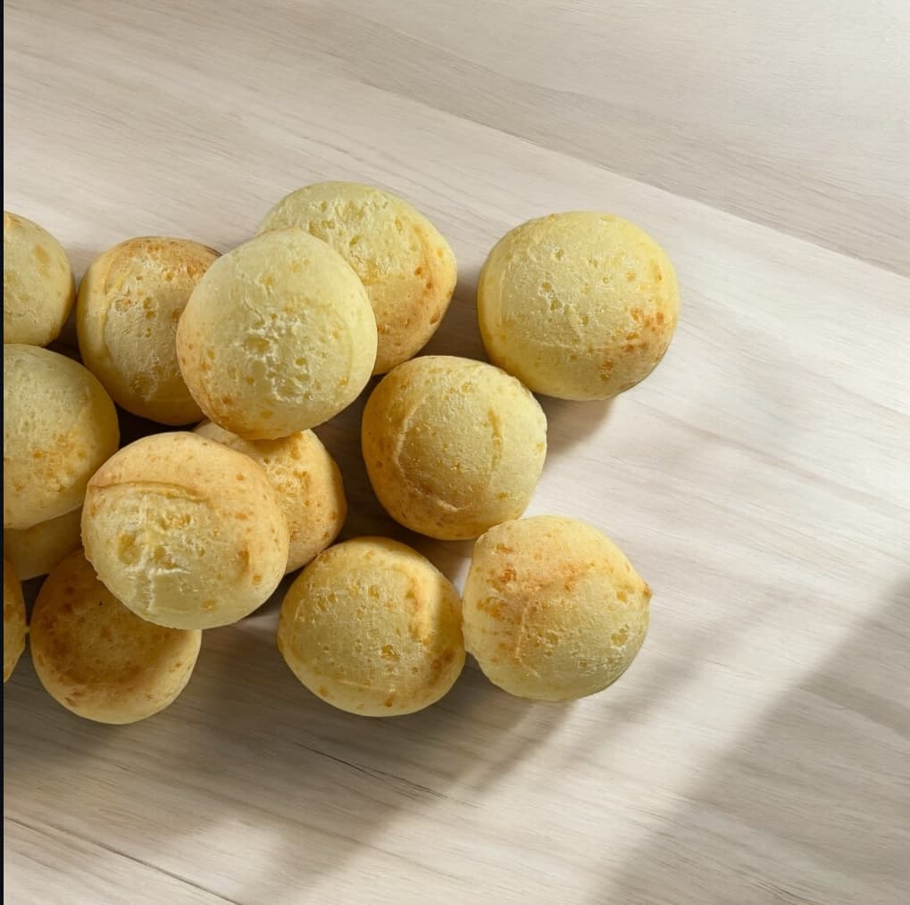 Chipás recién horneados sobre una mesa clara